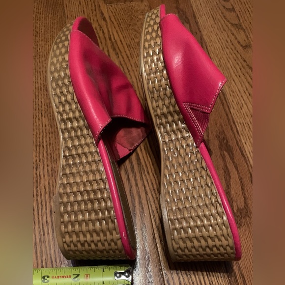 Montego Bay Club | 7.5 | Hot pink patent slides sandals 2-1/2” synthetic wedge - Picture 2 of 4
